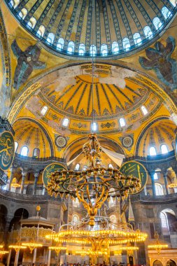 İstanbul, Türkiye - 28 Mayıs 2022: Ayasofya 'nın İçi. Ulu Cami ve eski adıyla Kilise, İstanbul, Türkiye 'deki hacılar ve turistler arasında popüler bir yerdir. Yüksek kalite fotoğraf