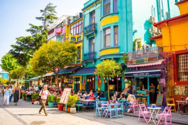 İstanbul, Türkiye - 28 Mayıs 2022: İstanbul, Sultanahmet 'te renkli evleri ve çok renkli kafesi olan cadde. Burası İstanbul 'un en popüler turistik mekanı. 4 Mayıs 2018 'de. Yüksek kalite fotoğraf
