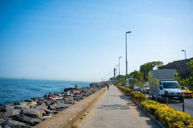 İstanbul, Türkiye - 28 Mayıs 2022: İstanbul 'da akşam saatlerinde taştan setin üzerindeki insanlar. Marmara Denizi kıyıları, İstanbul, Türkiye. Yüksek kalite fotoğraf