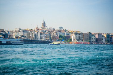 İstanbul, Türkiye - 28 Mayıs 2022: İstanbul 'da bir yaz günü setin, suyun ve gemilerin manzarası. Yüksek kalite fotoğraf