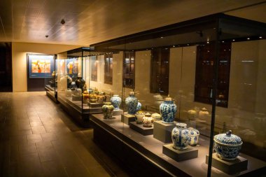 İstanbul, Türkiye - 28 Mayıs 2022: İstanbul, Türkiye 'deki Arkeoloji Müzesi' nin Topkapı mutfak pavyonlarında iç mekan ve sergiler. Yüksek kalite fotoğraf