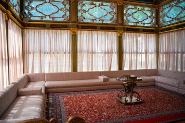 İstanbul, Türkiye - 28 Mayıs 2022: Topkapı Sarayı 'nın iç kesimi, şatonun ayrıntıları ve dekorasyonu, İstanbul, Türkiye. Yüksek kalite fotoğraf