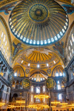 İstanbul, Türkiye - 28 Mayıs 2022: Ayasofya 'nın İçi. Ulu Cami ve eski adıyla Kilise, İstanbul, Türkiye 'deki hacılar ve turistler arasında popüler bir yerdir. Yüksek kalite fotoğraf