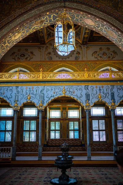 İstanbul, Türkiye - 28 Mayıs 2022: Topkapı Sarayı 'nın iç kesimi, şatonun ayrıntıları ve dekorasyonu, İstanbul, Türkiye. Yüksek kalite fotoğraf