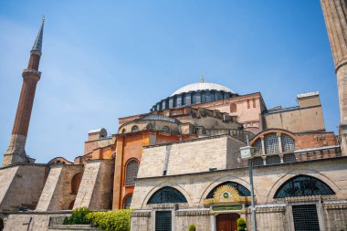 İstanbul, Türkiye - 28 Mayıs 2022: Aziz Sophia Katedrali ve eski İstanbul kenti yakınlarındaki park alanı. Yüksek kalite fotoğraf