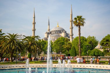 İstanbul, Türkiye - 28 Mayıs 2022: İstanbul, Türkiye 'deki Mavi Cami veya Sultanahmet Camii. Yüksek kalite fotoğraf