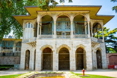 Türkiye 'nin İstanbul kentindeki Topkapı Sarayı' nın mimari ve park bölgesi. Yüksek kalite fotoğraf