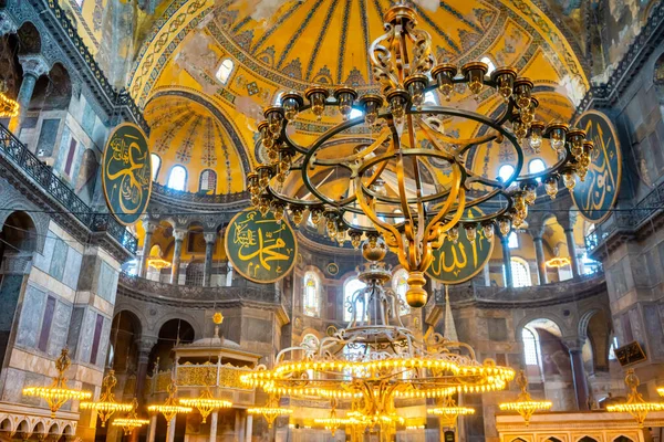 Ayasofya 'nın içi. Ulu Cami ve eski adıyla Kilise, İstanbul, Türkiye 'deki hacılar ve turistler arasında popüler bir yerdir. Yüksek kalite fotoğraf