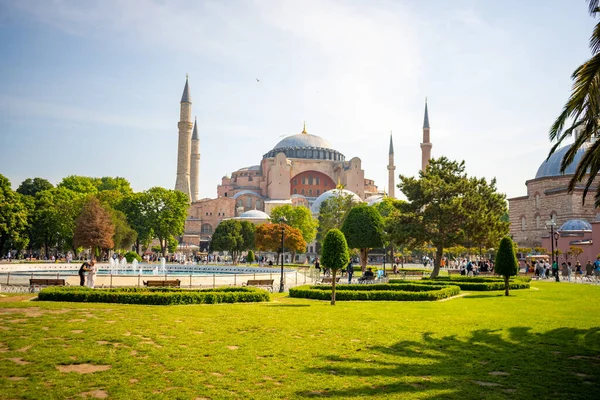 İstanbul, Türkiye - 28 Mayıs 2022: Aziz Sophia Katedrali ve eski İstanbul kenti yakınlarındaki park alanı. Yüksek kalite fotoğraf
