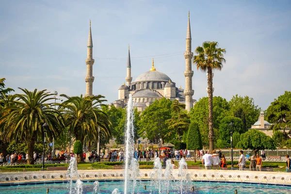 İstanbul, Türkiye - 28 Mayıs 2022: İstanbul, Türkiye 'deki Mavi Cami veya Sultanahmet Camii. Yüksek kalite fotoğraf