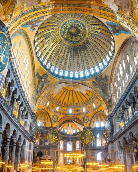 Ayasofya 'nın içi. Ulu Cami ve eski adıyla Kilise, İstanbul, Türkiye 'deki hacılar ve turistler arasında popüler bir yerdir. Yüksek kalite fotoğraf