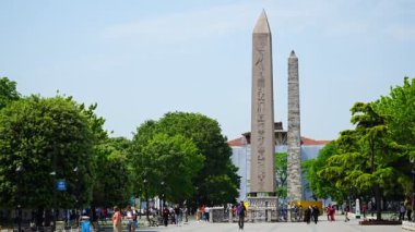 İstanbul, Türkiye - 29 Mayıs 2022: Theodosius 'tan Obelisk ve İstanbul, Türkiye' den Mavi Cami. Yüksek kalite 4k görüntü