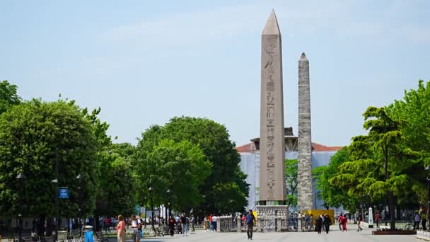 土耳其伊斯坦布尔 2022年5月29日 土耳其伊斯坦布尔的Theodosius方尖碑和蓝色清真寺 高质量的4K镜头 — 图库视频影像