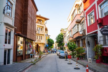 İstanbul, Türkiye - 29 Mayıs 2022: Eski İstanbul 'un Avrupa yakasında renkli ve kalabalık bir caddenin görüntüsü. Yüksek kalite fotoğraf