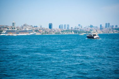 İstanbul, Türkiye - 28 Mayıs 2022: İstanbul 'da bir yaz günü setin, suyun ve gemilerin manzarası. Yüksek kalite fotoğraf
