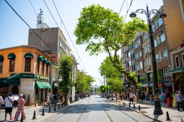 İstanbul, Türkiye - 29 Mayıs 2022: Eski İstanbul 'un Avrupa yakasında renkli ve kalabalık bir caddenin görüntüsü. Yüksek kalite fotoğraf