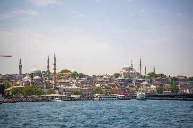 İstanbul, Türkiye - Nisan 2022: Ünlü Süleyman Camii, tekneler ve Boğaz Kanalı. Yüksek kalite fotoğraf