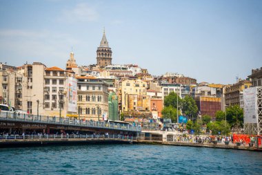 İstanbul, Türkiye - 29 Mayıs 2022: Türkiye 'nin güzel bir yaz gününde Galata Kulesi ve Altın Boynuz Körfezi ile kent manzarası. Yüksek kalite fotoğraf