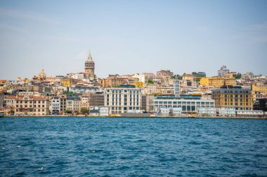 İstanbul, Türkiye - 29 Mayıs 2022: Türkiye 'nin güzel bir yaz gününde Galata Kulesi ve Altın Boynuz Körfezi ile kent manzarası. Yüksek kalite fotoğraf