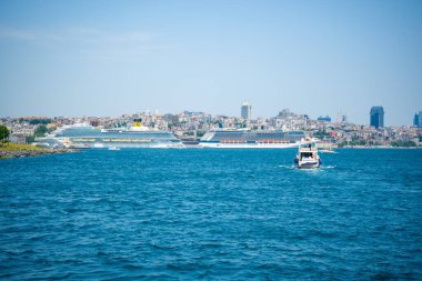 İstanbul, Türkiye - 28 Mayıs 2022: İstanbul 'da bir yaz günü setin, suyun ve gemilerin manzarası. Yüksek kalite fotoğraf