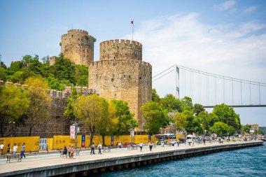 İstanbul, Türkiye - 29 Mayıs 2022: Rumeli Hisari kalesi, Boğaz ve Fatih Sultan Mehmet Köprüsü, İstanbul, Türkiye. Yüksek kalite fotoğraf