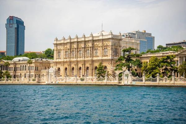 İstanbul, Türkiye - 29 Mayıs 2022: İstanbul, Türkiye 'den Dolmabahçe Sarayı manzarası. Yüksek kalite fotoğraf