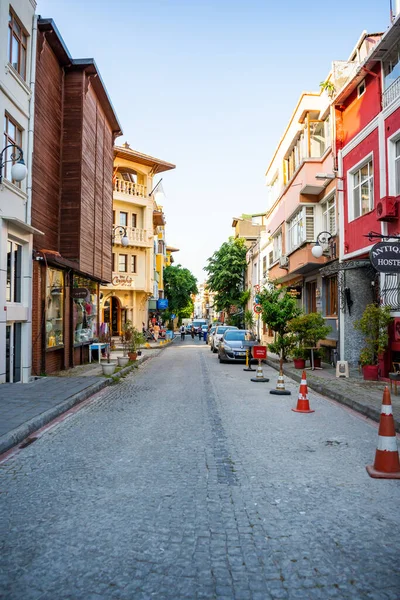 İstanbul, Türkiye - 29 Mayıs 2022: Eski İstanbul 'un Avrupa yakasında renkli ve kalabalık bir caddenin görüntüsü. Yüksek kalite fotoğraf
