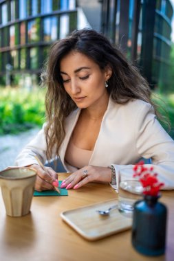 Prag 'daki bir kafede peçeteye fikirler çizen genç bir iş kadını. Yüksek kalite fotoğraf