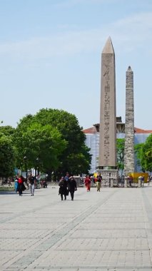 İstanbul, Türkiye - 29 Mayıs 2022: Theodosius 'tan Obelisk ve İstanbul, Türkiye' den Mavi Cami. Yüksek kalite 4k görüntü