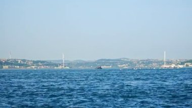 İstanbul 'da yaz günü setin, suyun ve gemilerin manzarası. Yüksek kalite 4k görüntü