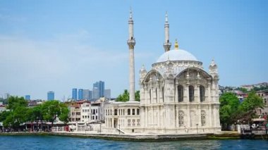 İstanbul, Türkiye - 29 Mayıs 2022: İstanbul, Türkiye 'deki ortak cami. Yüksek kalite 4k görüntü