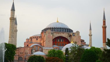 Aziz Sophia Katedrali ve eski İstanbul ilinin park bölgesi yakınlarında. Yüksek kalite 4k görüntü