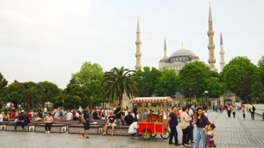 İstanbul, Türkiye - 29 Mayıs 2022: İstanbul, Türkiye 'deki Sultanahmet Camii veya Mavi Cami. Yüksek kalite 4k görüntü