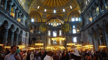 İstanbul, Türkiye - 28 Mayıs 2022: Ayasofya İçişleri. Ulu Cami ve eski adıyla Kilise, İstanbul, Türkiye 'deki hacılar ve turistler arasında popüler bir yerdir. Yüksek kalite 4k görüntü