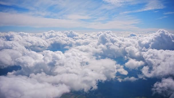 Вид Воздуха Сельскую Местность Которая Скрывается Белыми Пушистыми Облаками Голубым — стоковое видео