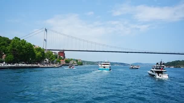 土耳其伊斯坦布尔 2022年5月29日 土耳其伊斯坦布尔的博斯普鲁斯桥和船只 高质量的4K镜头 — 图库视频影像