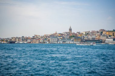 İstanbul, Türkiye - 28 Mayıs 2022: İstanbul 'da bir yaz günü setin, suyun ve gemilerin manzarası. Yüksek kalite fotoğraf