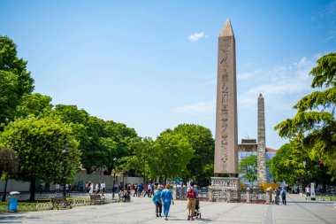 İstanbul, Türkiye - 29 Mayıs 2022: Theodosius 'tan Obelisk ve İstanbul, Türkiye' den Mavi Cami. Yüksek kalite fotoğraf