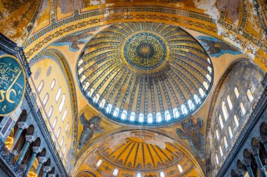Ayasofya 'nın içi. Ulu Cami ve eski adıyla Kilise, İstanbul, Türkiye 'deki hacılar ve turistler arasında popüler bir yerdir. Yüksek kalite fotoğraf