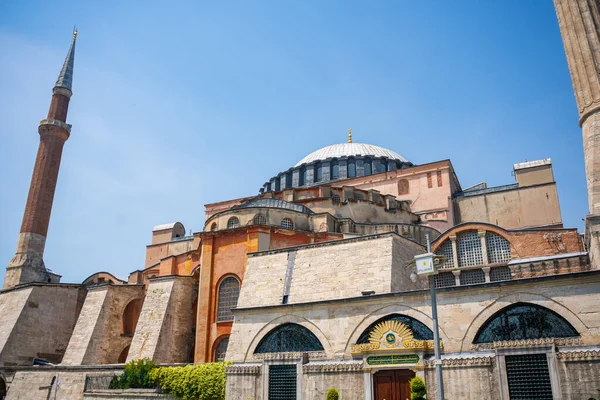 İstanbul, Türkiye - 28 Mayıs 2022: Aziz Sophia Katedrali ve eski İstanbul kenti yakınlarındaki park alanı. Yüksek kalite fotoğraf