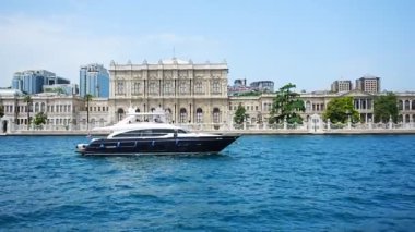 İstanbul, Türkiye - 29 Mayıs 2022: Tekne ve Dolmabahce Sarayı İstanbul, Türkiye 'den İstanbul manzaralı. Yüksek kalite 4k görüntü