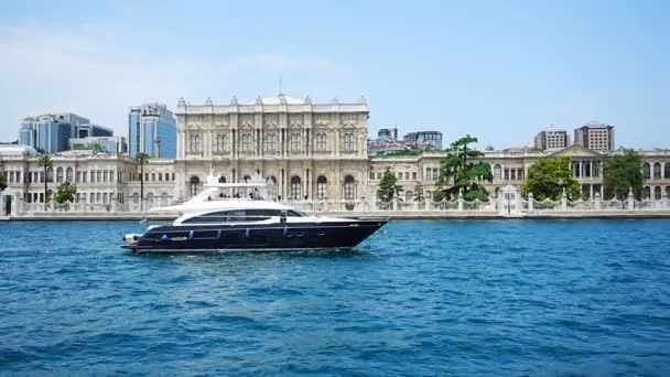 Estambul Turquía Mayo 2022 Barco Palacio Dolmabahce Vista Desde Bósforo — Vídeos de Stock