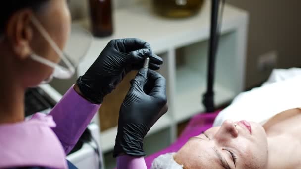 Maquillaje Permanente Maestro Cosmetólogo Preparando Una Aguja Para Nueva Forma — Vídeos de Stock