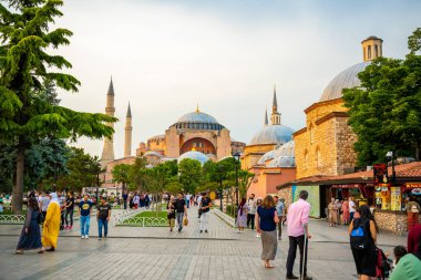 İstanbul, Türkiye - 29 Mayıs 2022: Aziz Sophia Katedrali ve eski İstanbul 'da akşam saatlerinde yürüyen insanlarla birlikte park alanına yakın. Yüksek kalite fotoğraf