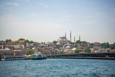 İstanbul, Türkiye - Nisan 2022: Ünlü Süleyman Camii, tekneler ve Boğaz Kanalı. Yüksek kalite fotoğraf