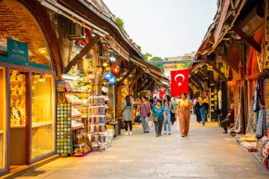 İstanbul, Türkiye - 29 Mayıs 2022: İstanbul 'da insanlarla pazar. Türkiye 'deki pazarlardan biridir. Yüksek kalite fotoğraf