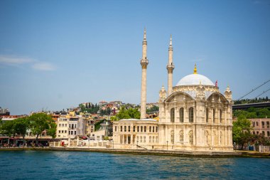 İstanbul, Türkiye - 29 Mayıs 2022: Ortak cami ve Boğaz köprüsü, İstanbul, Türkiye. Yüksek kalite fotoğraf