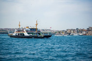 İstanbul, Türkiye - 28 Mayıs 2022: İstanbul 'da bir yaz günü setin, suyun ve gemilerin manzarası. Yüksek kalite fotoğraf