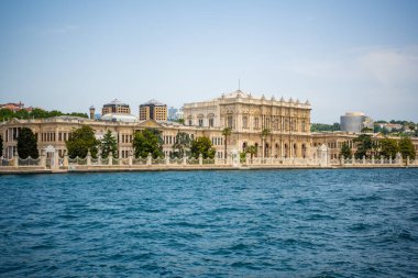 İstanbul, Türkiye - 29 Mayıs 2022: İstanbul, Türkiye 'den Dolmabahçe Sarayı manzarası. Yüksek kalite fotoğraf