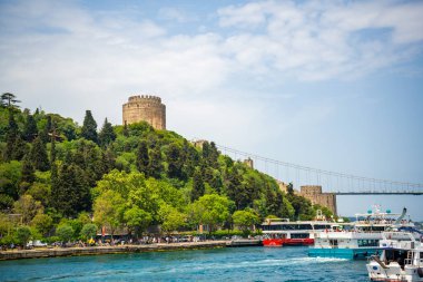 İstanbul, Türkiye - 29 Mayıs 2022: Rumeli Hisari kalesi, Boğaz ve Fatih Sultan Mehmet Köprüsü, İstanbul, Türkiye. Yüksek kalite fotoğraf
